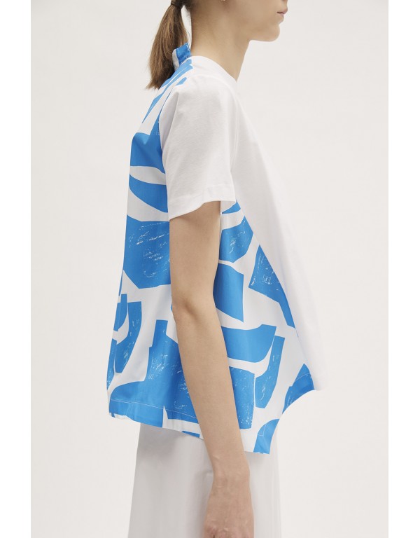 Kοντομάνικη μπλούζα με γεωμετρικό σχέδιο στην πλάτη σε άσπρο/μπλε
