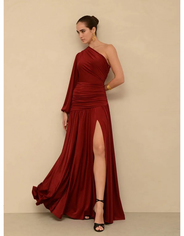 Μακρύ κόκκινο του κρασιού φόρεμα με έναν ώμο και φουσκωτό μανίκι