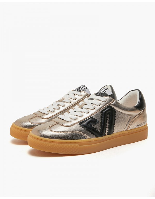 Sneaker in gold color